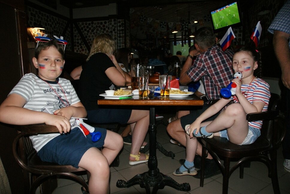 Болельщики сборной России наблюдают за игрой в баре "Амбар"