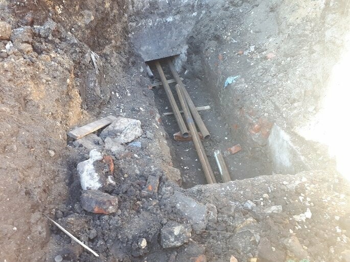 В Тамбове из-за лопнувших труб снова раскопали благоустроенный двор , фото-1