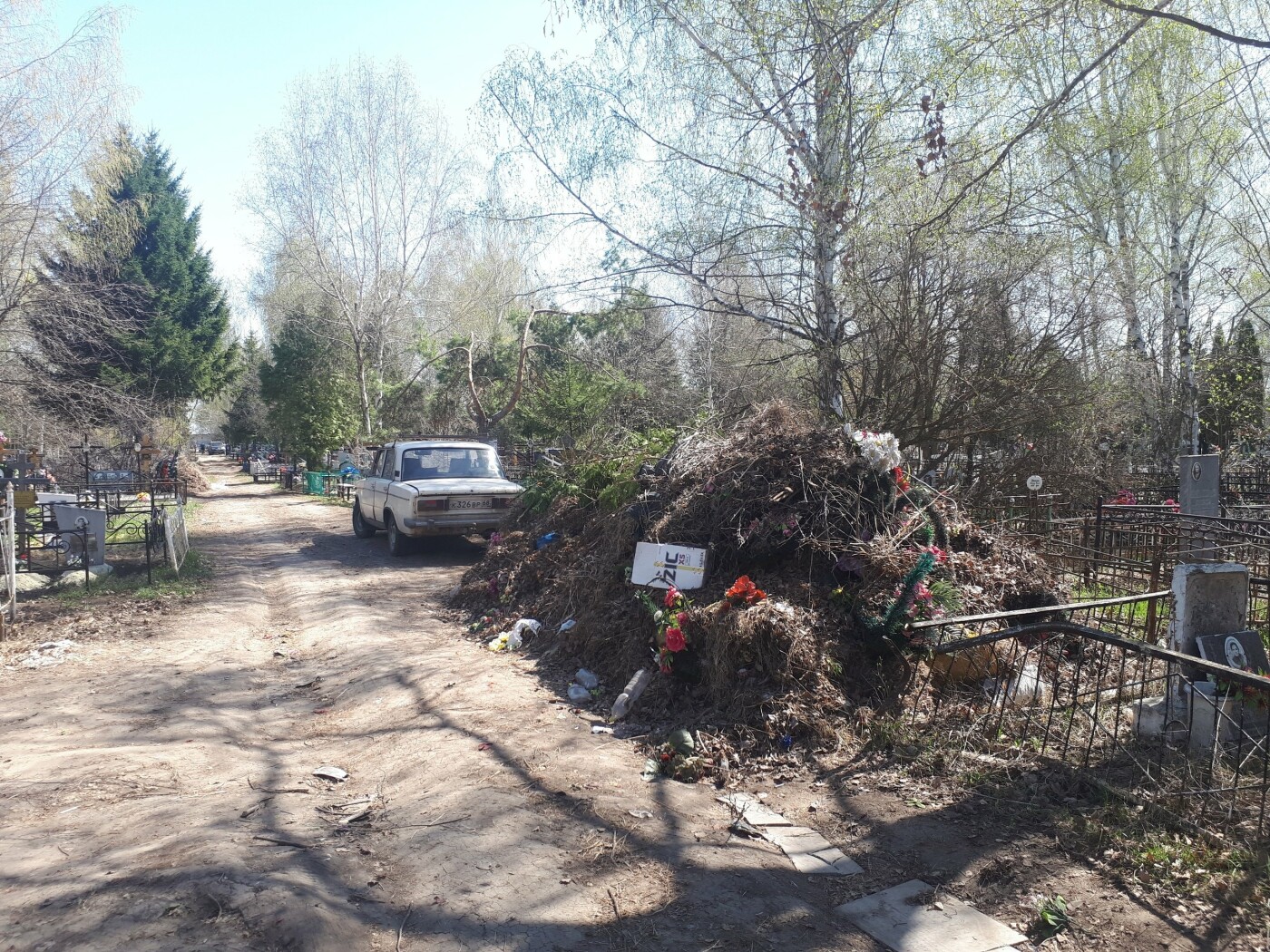 В Тамбове «ТСК» вывозит мусор с городских кладбищ, фото-1