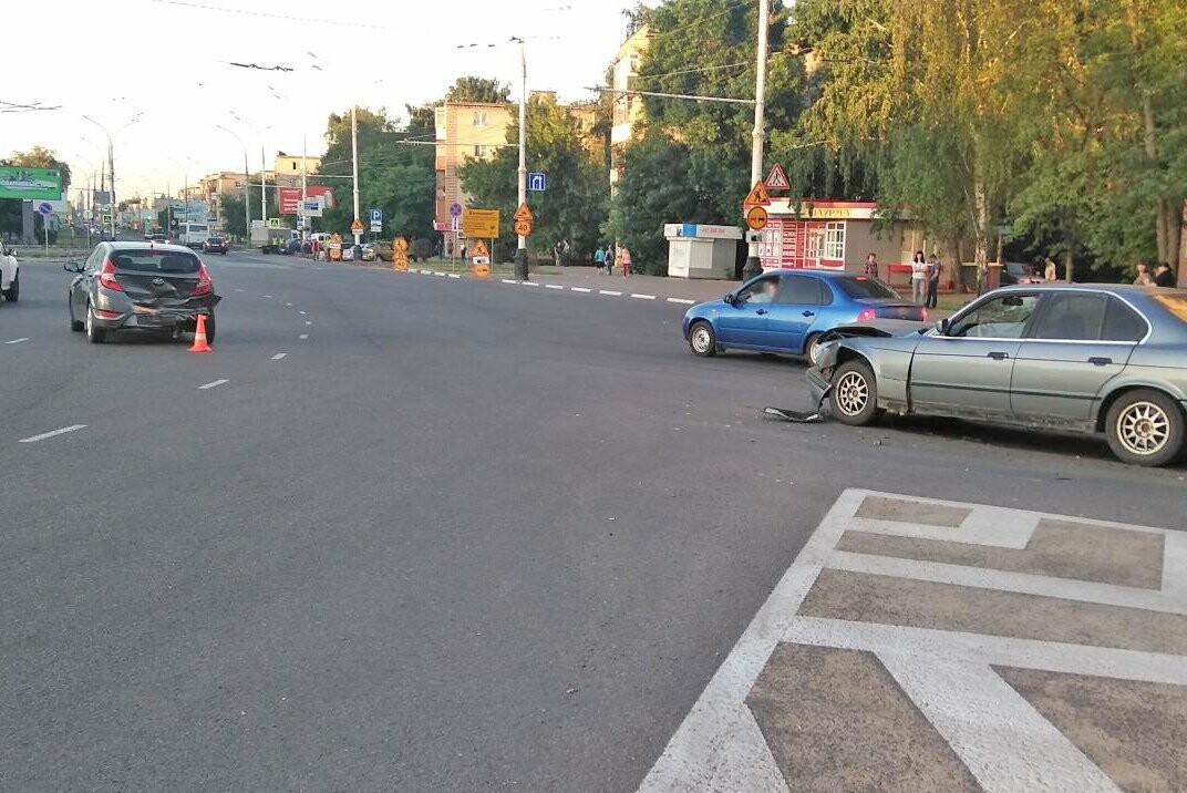 В центре Тамбова водитель «БМВ» протаранил «Хендай» и сбежал с места ДТП, фото-1