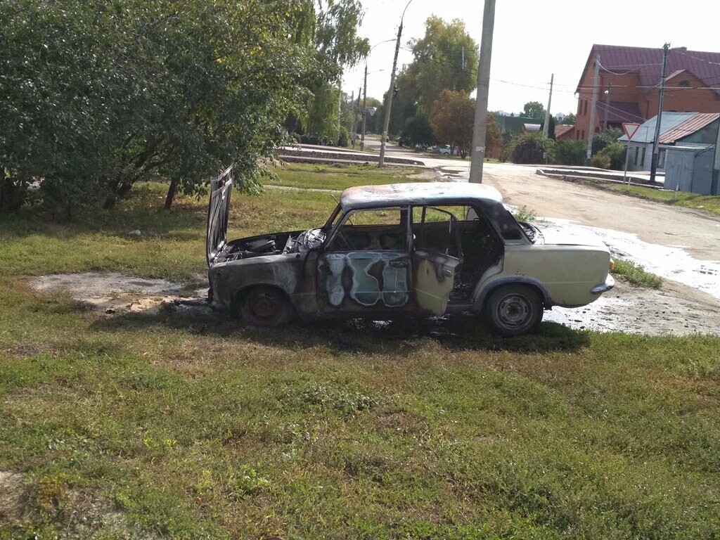 В Тамбове возле дома сгорела легковушка: видео, фото-4