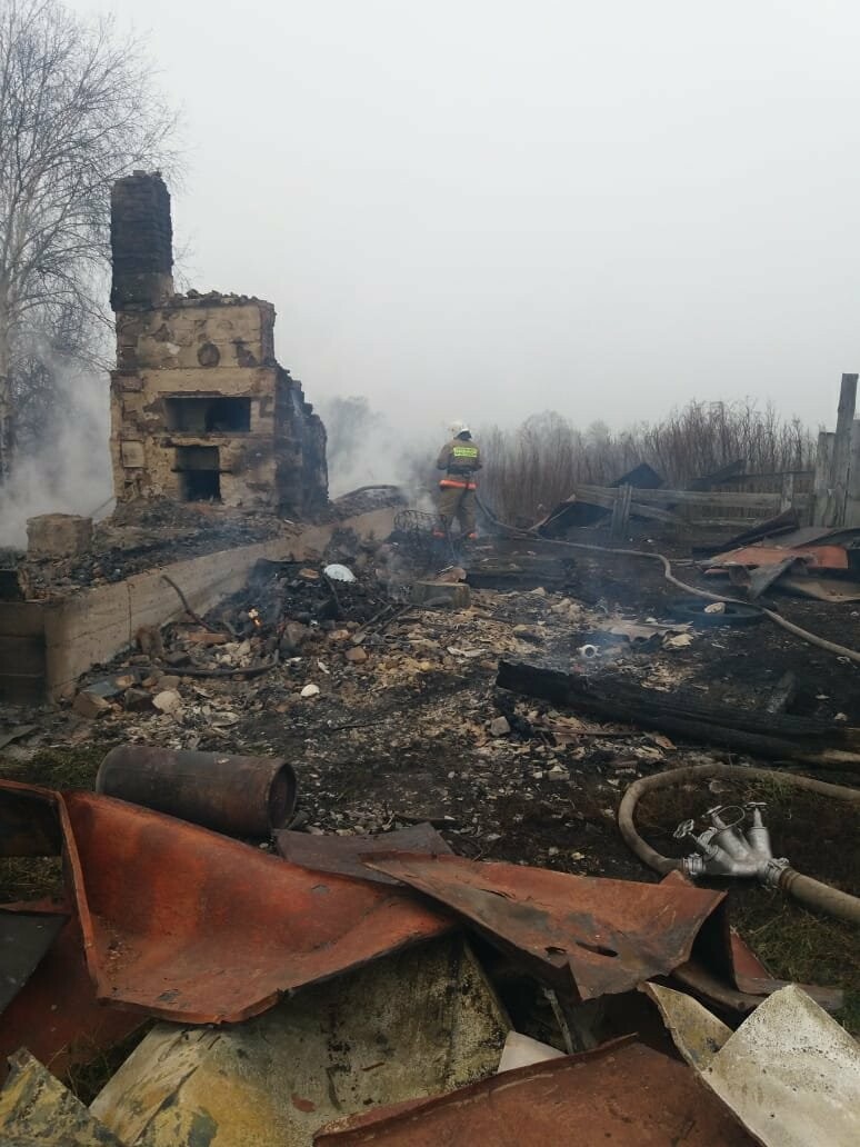 В Тамбовской области при пожаре в частном доме погибли три человека. СУ СК России по Тамбовской области проводит проверку, фото-1