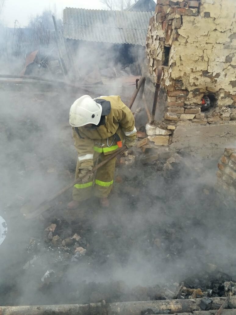 В Тамбовской области при пожаре в частном доме погибли три человека. СУ СК России по Тамбовской области проводит проверку, фото-2