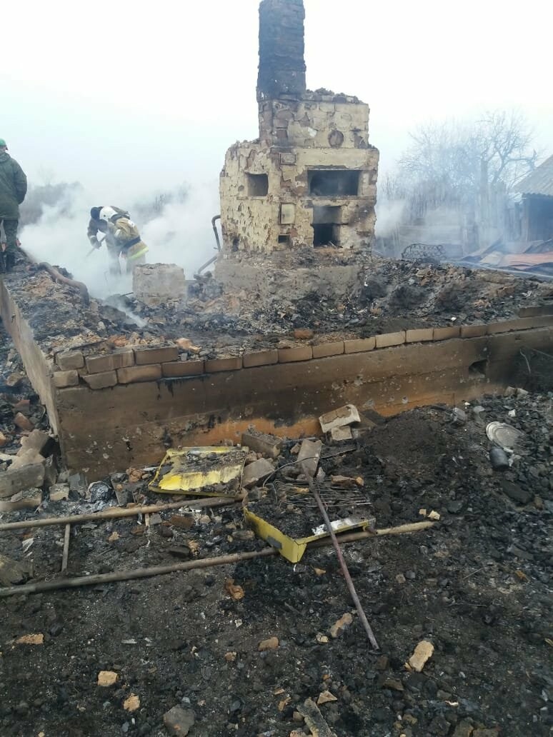 В Тамбовской области при пожаре в частном доме погибли три человека. СУ СК России по Тамбовской области проводит проверку, фото-5