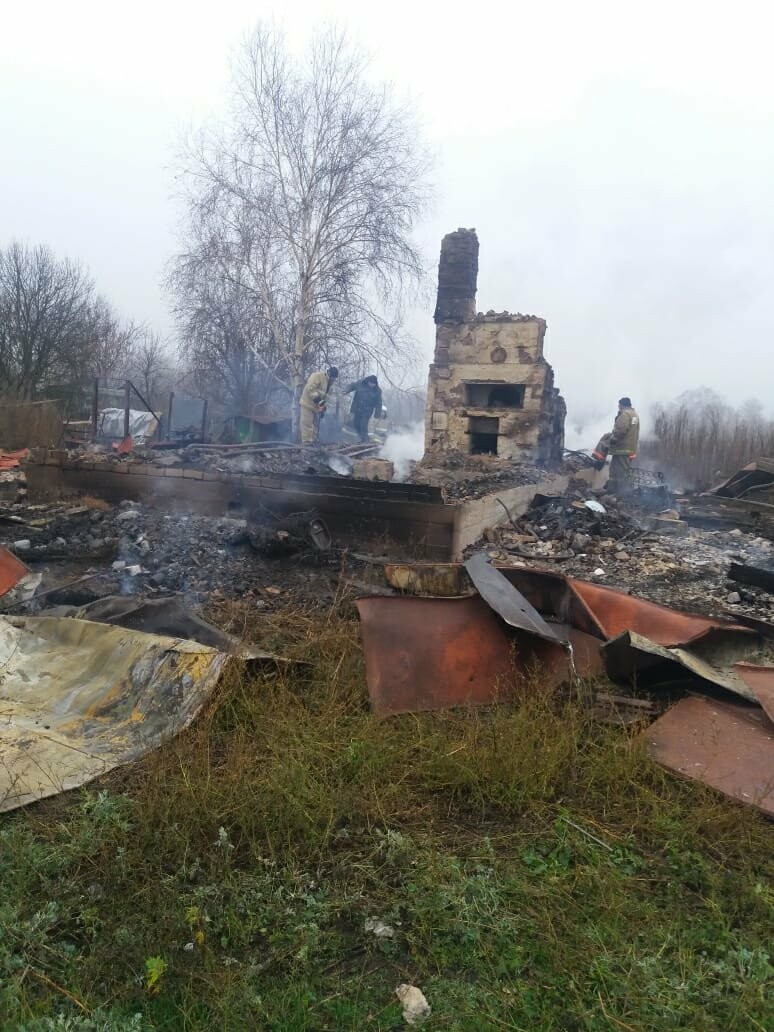 В Тамбовской области при пожаре в частном доме погибли три человека. СУ СК России по Тамбовской области проводит проверку, фото-6