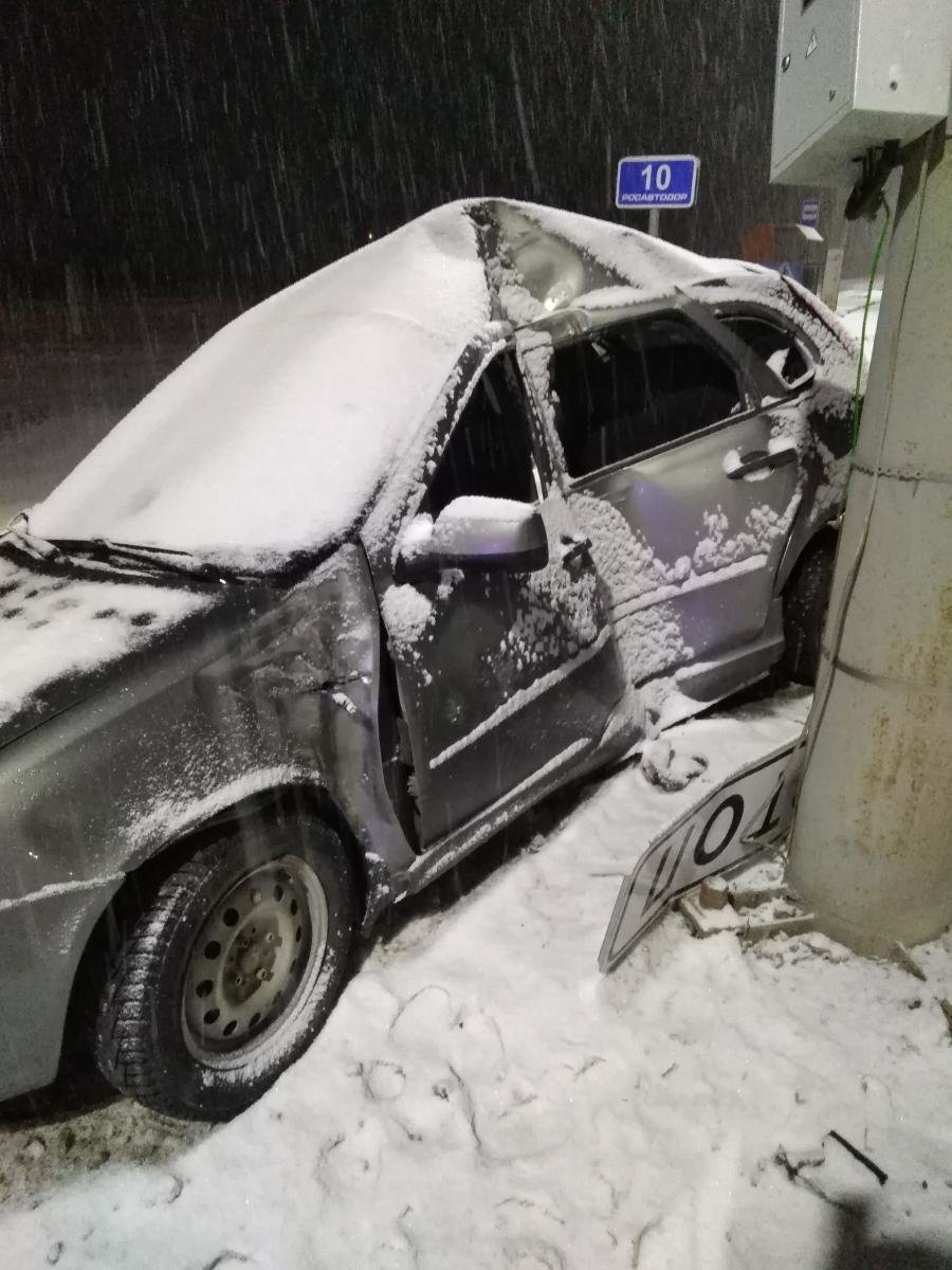 Коварный снег на дороге: на Новой Ляде после заноса водитель врезался в столб, фото-1