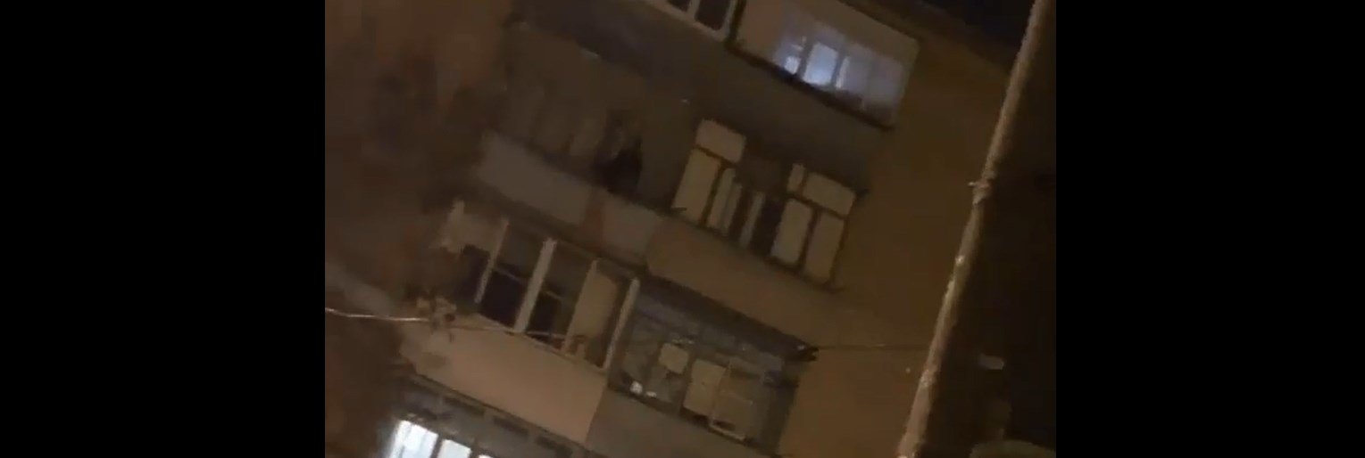 Шестиклассница выпрыгнула. Школьник прыгнул из окна школы. Подросток выбросился из окна. 16 Летний подросток выпрыгнул из окна. В новой Москве школьник выбросился из окна.